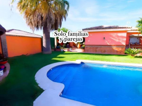 Chalet con Piscina Privada y Amplio Jardín en El Puerto de Santa María - Solo Familias y Parejas